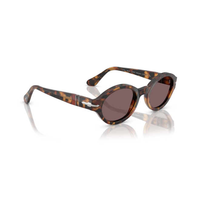 Persol PO 3378S LORIS col. 1052/53 è un occhiale da sole da donna in acetato marrone tartarugato, dalla forma ovale e calibro 51.