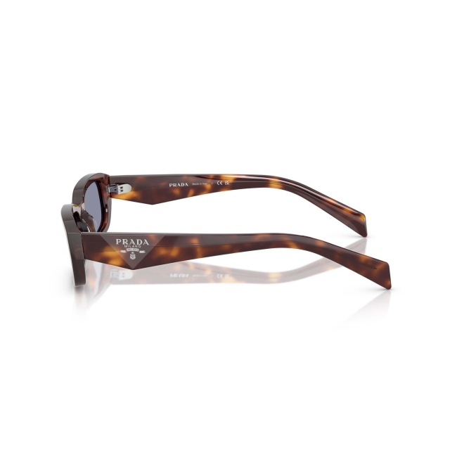 Prada SPR B06 col. 15W-03N è un occhiale da sole da donna in acetato marrone tartarugato, dalla forma rettangolare e calibro 53.