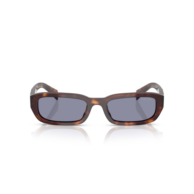 Prada SPR B06 col. 15W-03N è un occhiale da sole da donna in acetato marrone tartarugato, dalla forma rettangolare e calibro 53.