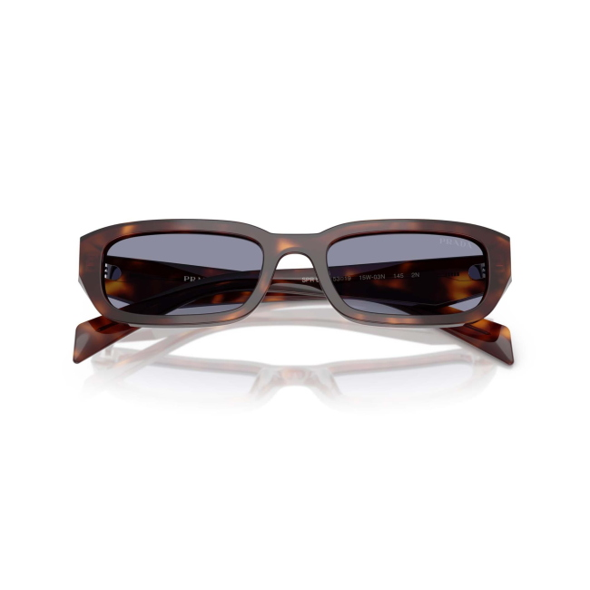 Prada SPR B06 col. 15W-03N è un occhiale da sole da donna in acetato marrone tartarugato, dalla forma rettangolare e calibro 53.
