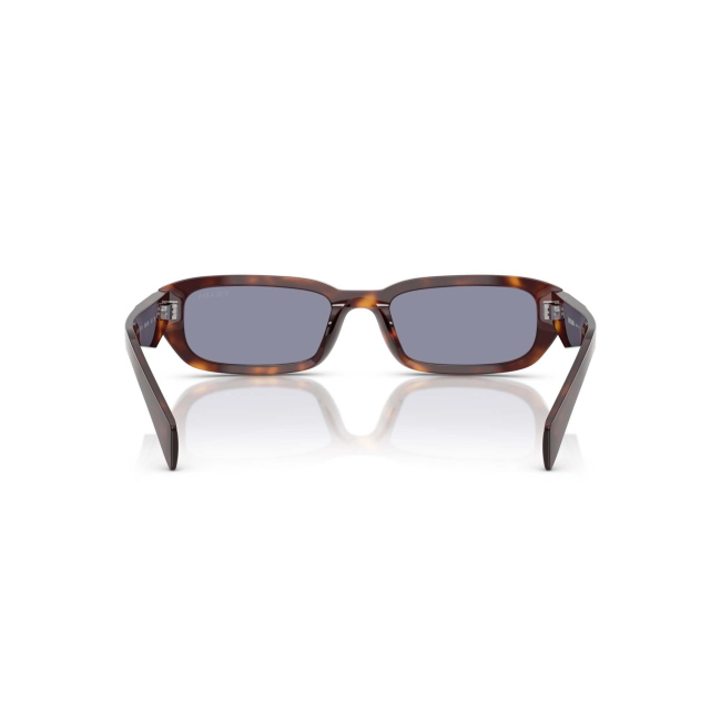 Prada SPR B06 col. 15W-03N è un occhiale da sole da donna in acetato marrone tartarugato, dalla forma rettangolare e calibro 53.