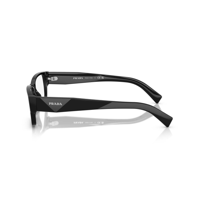 Prada VPR B09 col. 16K-1O1 è una montatura da vista da uomo in acetato nero lucido, dalla forma rettangolare e calibro 57.