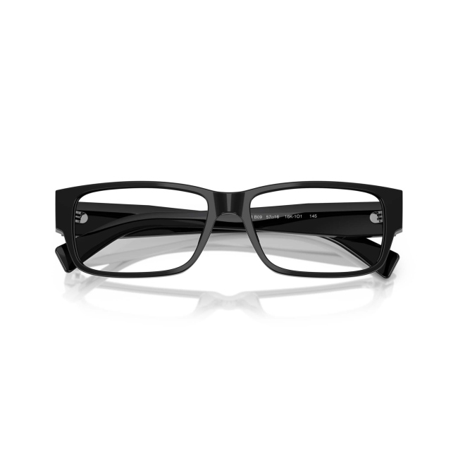 Prada VPR B09 col. 16K-1O1 è una montatura da vista da uomo in acetato nero lucido, dalla forma rettangolare e calibro 57.