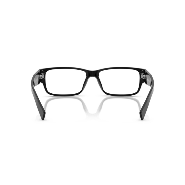 Prada VPR B09 col. 16K-1O1 è una montatura da vista da uomo in acetato nero lucido, dalla forma rettangolare e calibro 57.