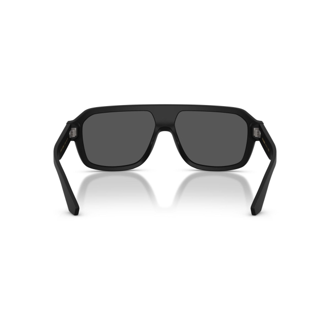 Dolce & Gabbana DG 4507 col. 2525/6G è un occhiale da sole da uomo in acetato nero satinato, dalla forma pilot e calibro 27.