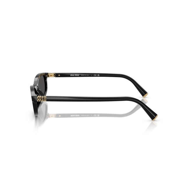 Miu Miu SMU A06 col. 16K-08Z è un occhiale da sole da donna in acetato nero lucido, dalla forma irregolare e calibro 54.