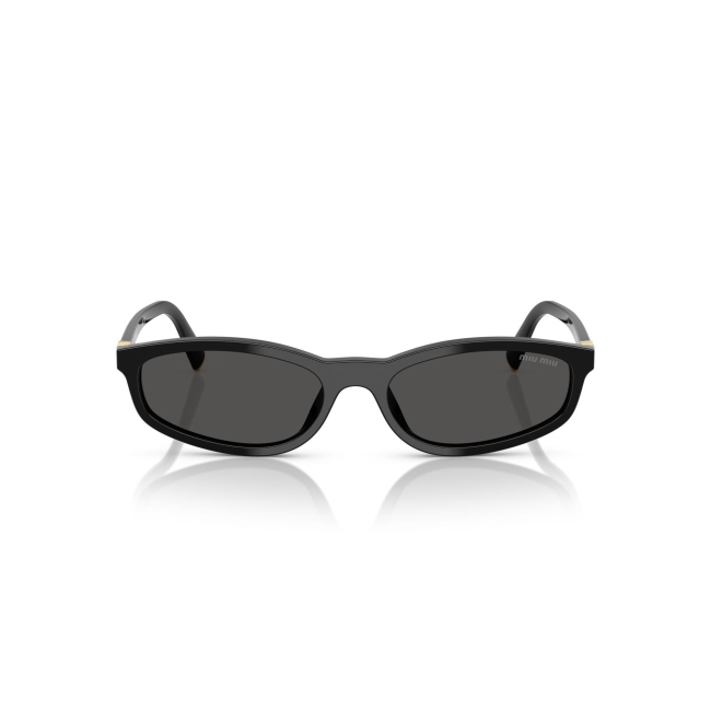 Miu Miu SMU A06 col. 16K-08Z è un occhiale da sole da donna in acetato nero lucido, dalla forma irregolare e calibro 54.
