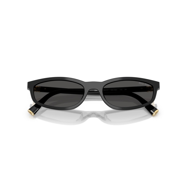 Miu Miu SMU A06 col. 16K-08Z è un occhiale da sole da donna in acetato nero lucido, dalla forma irregolare e calibro 54.