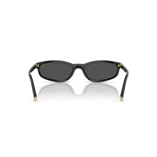 Miu Miu SMU A06 col. 16K-08Z è un occhiale da sole da donna in acetato nero lucido, dalla forma irregolare e calibro 54.