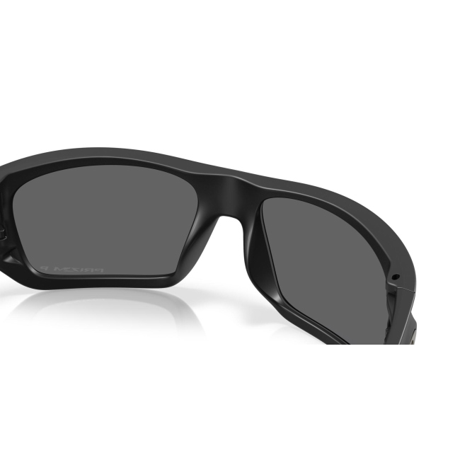 Oakley OO 9486 MASSETER col. 06 è un occhiale da sole in acetato nero satinato e calibro 60.