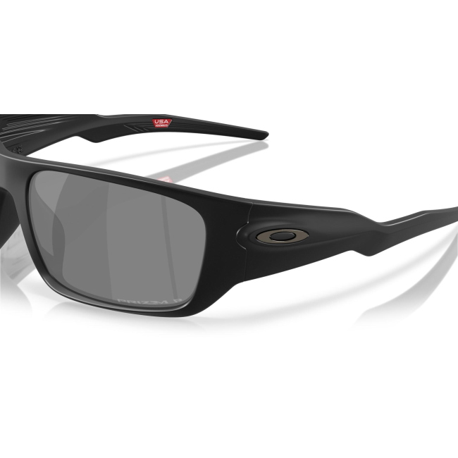 Oakley OO 9486 MASSETER col. 06 è un occhiale da sole in acetato nero satinato e calibro 60.