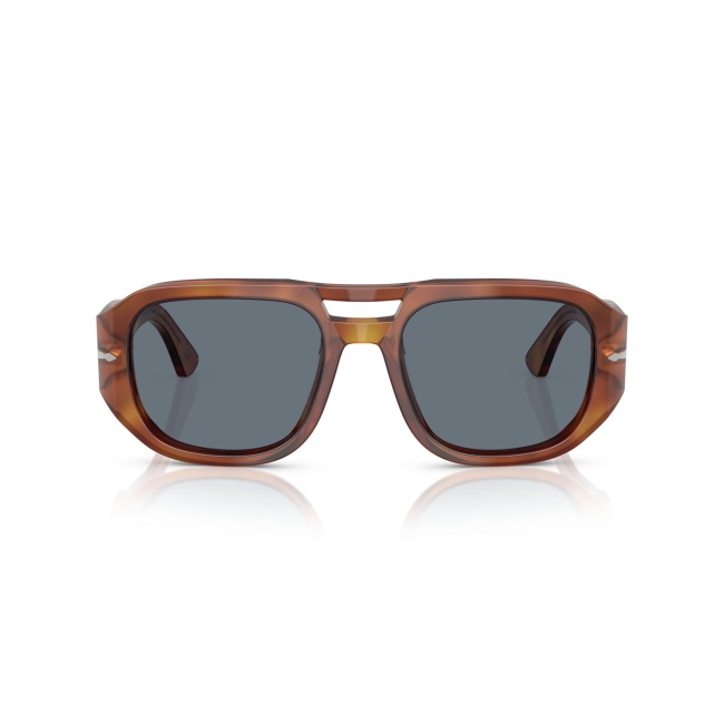 Persol PO 3373S VINCENT col. 96/56 è un occhiale da sole da donna in acetato terra di siena marroni, dalla forma pilot e calibro 53.