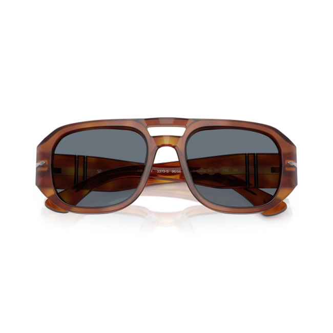 Persol PO 3373S VINCENT col. 96/56 è un occhiale da sole da donna in acetato terra di siena marroni, dalla forma pilot e calibro 53.