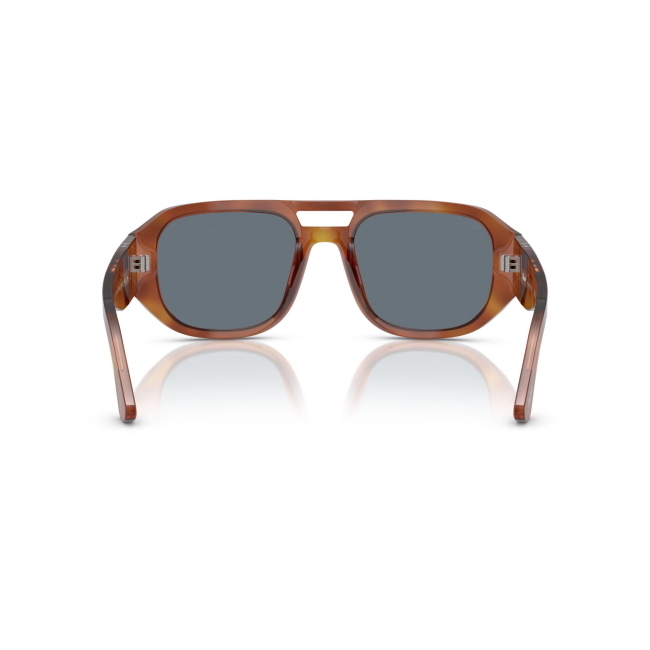 Persol PO 3373S VINCENT col. 96/56 è un occhiale da sole da donna in acetato terra di siena marroni, dalla forma pilot e calibro 53.