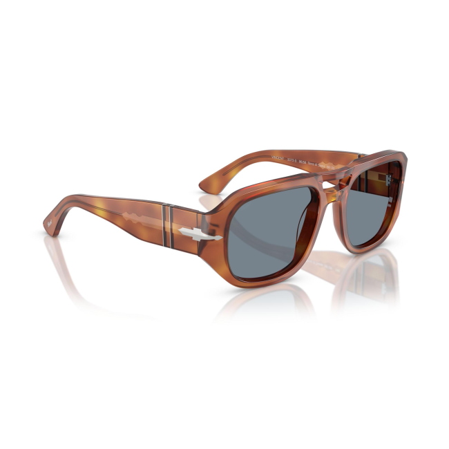 Persol PO 3373S VINCENT col. 96/56 è un occhiale da sole da donna in acetato terra di siena marroni, dalla forma pilot e calibro 53.