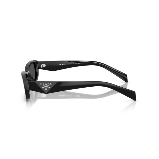 Prada SPR B06 col. 16K-08Z è un occhiale da sole da donna in acetato nero lucido, dalla forma rettangolare e calibro 53.