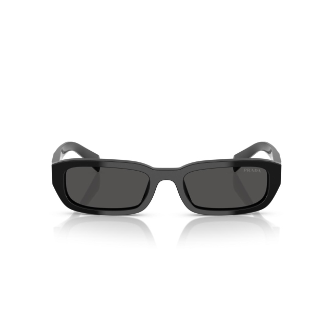 Prada SPR B06 col. 16K-08Z è un occhiale da sole da donna in acetato nero lucido, dalla forma rettangolare e calibro 53.