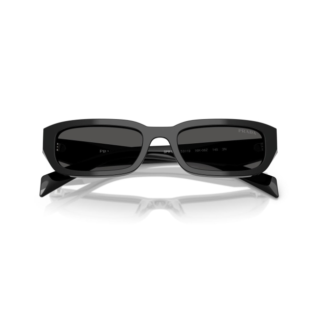 Prada SPR B06 col. 16K-08Z è un occhiale da sole da donna in acetato nero lucido, dalla forma rettangolare e calibro 53.