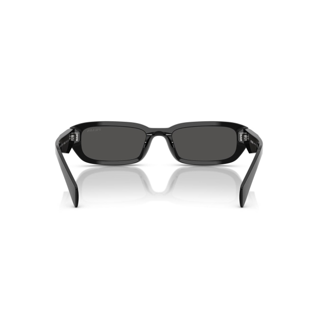 Prada SPR B06 col. 16K-08Z è un occhiale da sole da donna in acetato nero lucido, dalla forma rettangolare e calibro 53.
