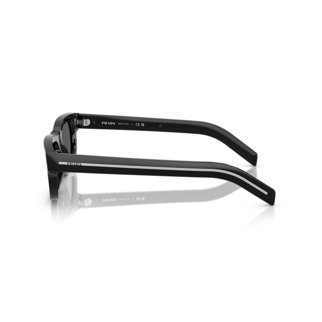 Prada SPR B11 col. 16K-731 è un occhiale da sole da uomo in acetato nero lucido, dalla forma rettangolare e calibro 57.
