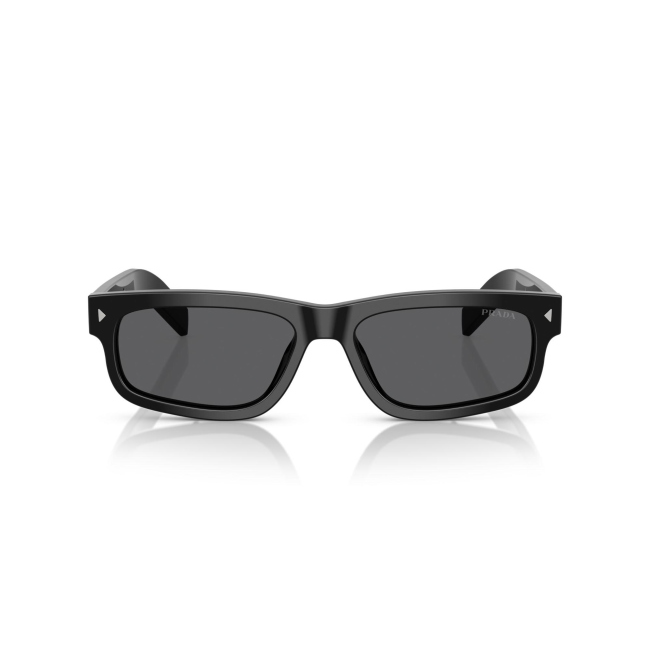 Prada SPR B11 col. 16K-731 è un occhiale da sole da uomo in acetato nero lucido, dalla forma rettangolare e calibro 57.