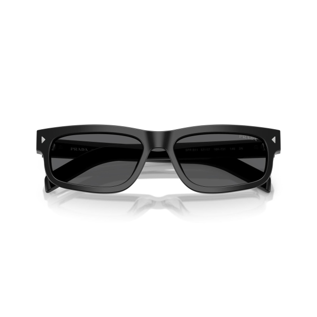 Prada SPR B11 col. 16K-731 è un occhiale da sole da uomo in acetato nero lucido, dalla forma rettangolare e calibro 57.