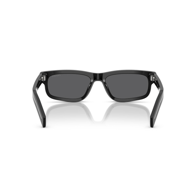 Prada SPR B11 col. 16K-731 è un occhiale da sole da uomo in acetato nero lucido, dalla forma rettangolare e calibro 57.