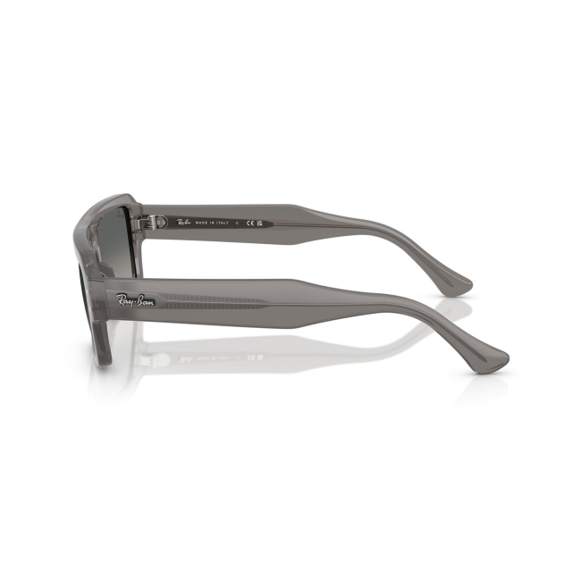 Ray-Ban RB 4454 LUKAS col. 6805/71 è un occhiale da sole in acetato grigio trasparente e calibro 56.