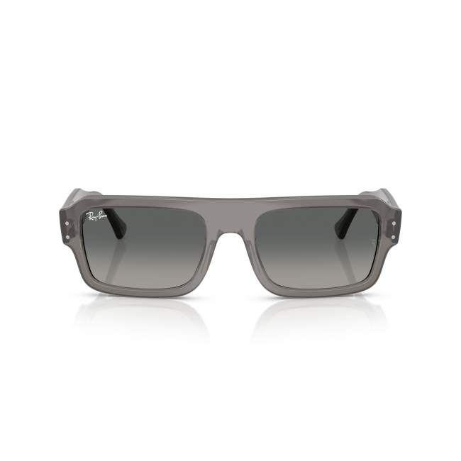 Ray-Ban RB 4454 LUKAS col. 6805/71 è un occhiale da sole in acetato grigio trasparente e calibro 56.