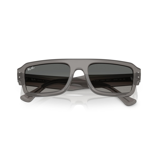 Ray-Ban RB 4454 LUKAS col. 6805/71 è un occhiale da sole in acetato grigio trasparente e calibro 56.