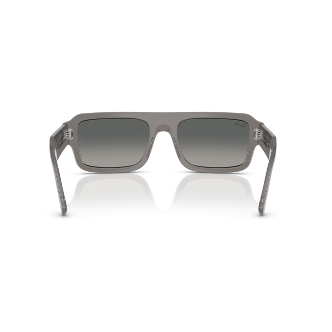 Ray-Ban RB 4454 LUKAS col. 6805/71 è un occhiale da sole in acetato grigio trasparente e calibro 56.