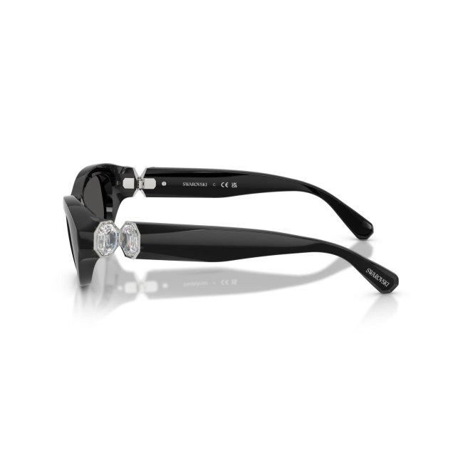 Swarovski SK 6036U col. 1038/87 è un occhiale da sole da donna in acetato nero lucido, dalla forma pillow e calibro 50.