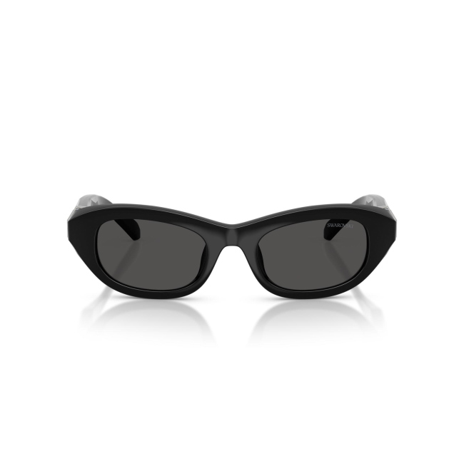 Swarovski SK 6036U col. 1038/87 è un occhiale da sole da donna in acetato nero lucido, dalla forma pillow e calibro 50.