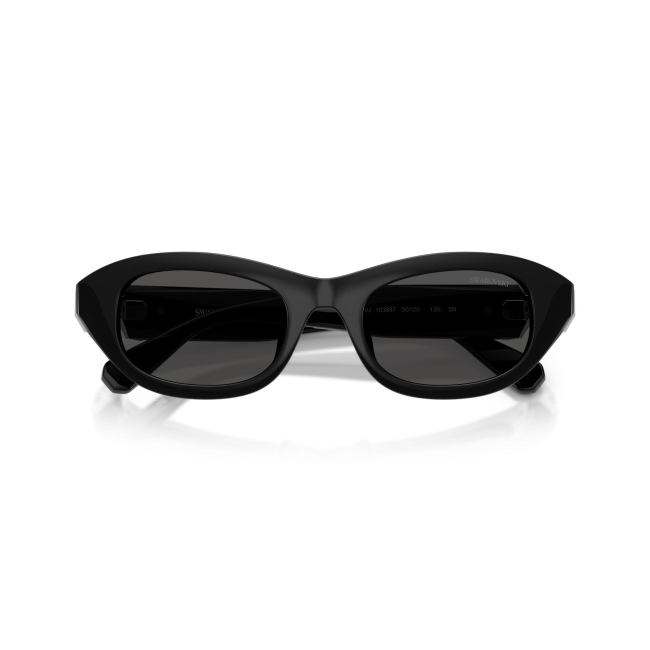 Swarovski SK 6036U col. 1038/87 è un occhiale da sole da donna in acetato nero lucido, dalla forma pillow e calibro 50.