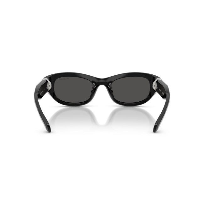 Swarovski SK 6036U col. 1038/87 è un occhiale da sole da donna in acetato nero lucido, dalla forma pillow e calibro 50.