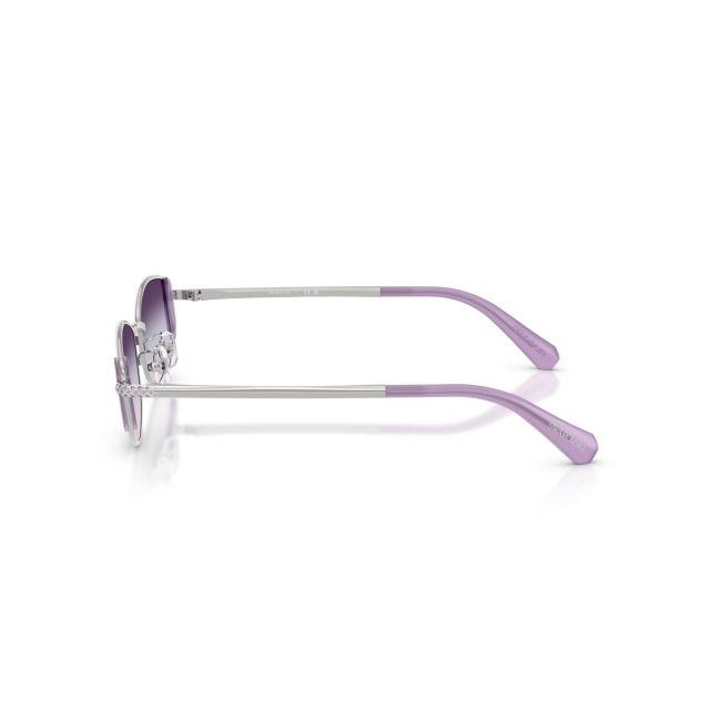 Swarovski SK 7035D col. 4001/U7 è un occhiale da sole da donna in metallo argento, dalla forma ovale e calibro 53.