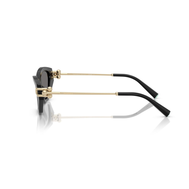 Tiffany & Co. TF 4231U col. 8001/81 è un occhiale da sole da donna in acetato nero lucido, dalla forma cat eye e calibro 53.