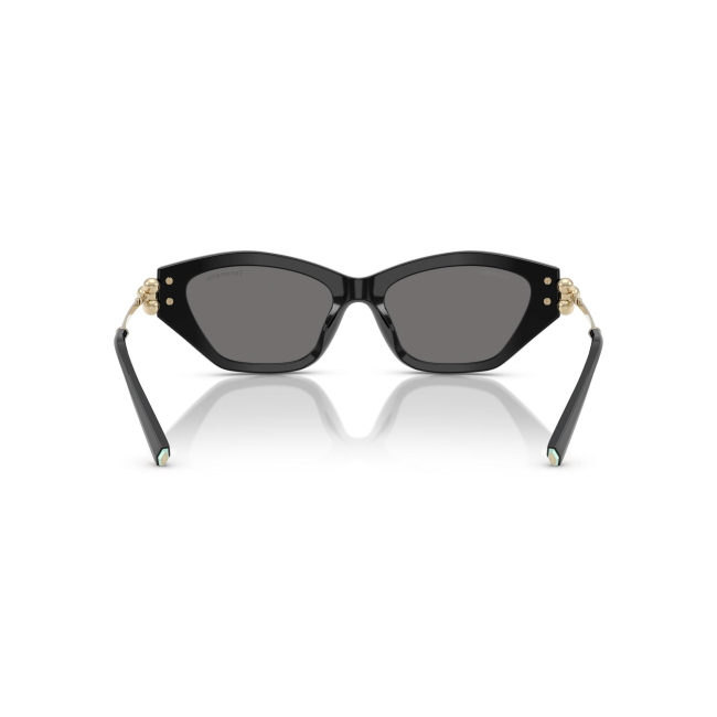 Tiffany & Co. TF 4231U col. 8001/81 è un occhiale da sole da donna in acetato nero lucido, dalla forma cat eye e calibro 53.