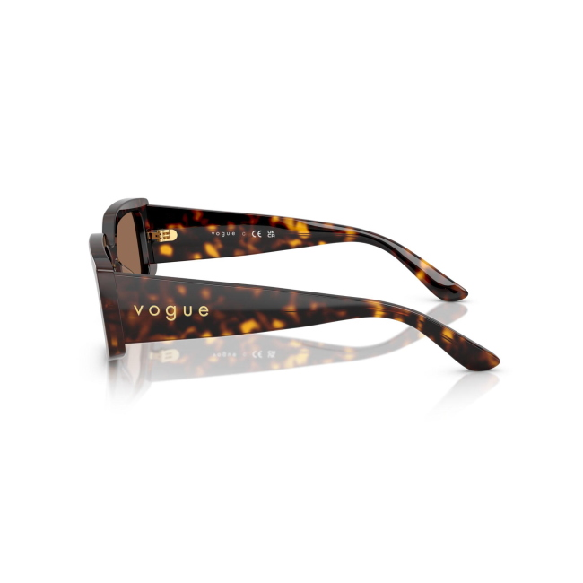 Vogue VO 5642SU col. W656/73 è un occhiale da sole in acetato marrone tartarugato e calibro 55.