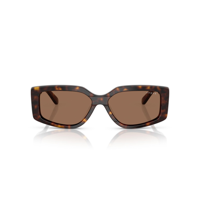 Vogue VO 5642SU col. W656/73 è un occhiale da sole in acetato marrone tartarugato e calibro 55.