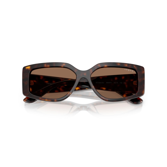 Vogue VO 5642SU col. W656/73 è un occhiale da sole in acetato marrone tartarugato e calibro 55.
