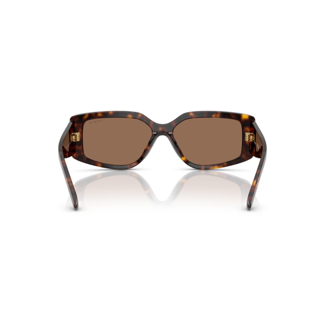 Vogue VO 5642SU col. W656/73 è un occhiale da sole in acetato marrone tartarugato e calibro 55.