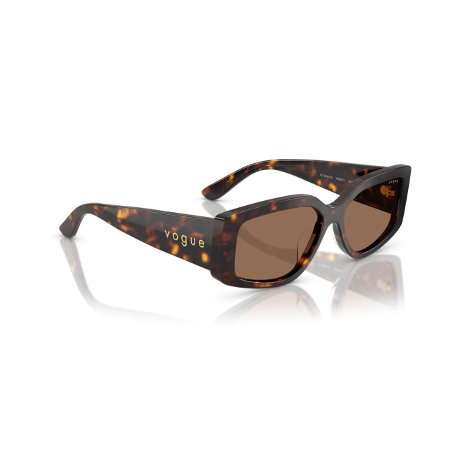 Vogue VO 5642SU col. W656/73 è un occhiale da sole in acetato marrone tartarugato e calibro 55.