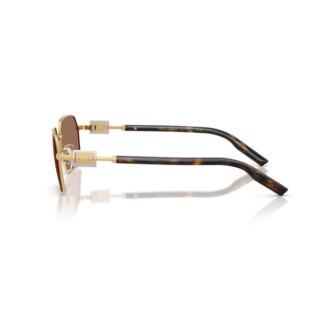 Dolce & Gabbana DG 2316 col. 02/73 è un occhiale da sole da uomo in metallo oro, dalla forma rettangolare e calibro 56.