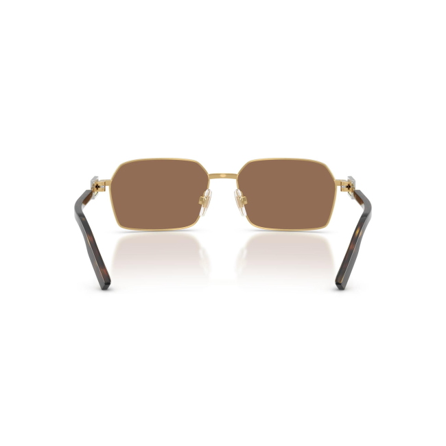 Dolce & Gabbana DG 2316 col. 02/73 è un occhiale da sole da uomo in metallo oro, dalla forma rettangolare e calibro 56.