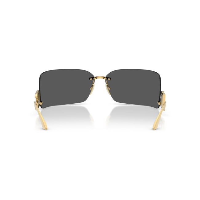 Dolce & Gabbana DG 2319 col. 02/87 è un occhiale da sole da donna in metallo oro, dalla forma rettangolare e calibro 79.