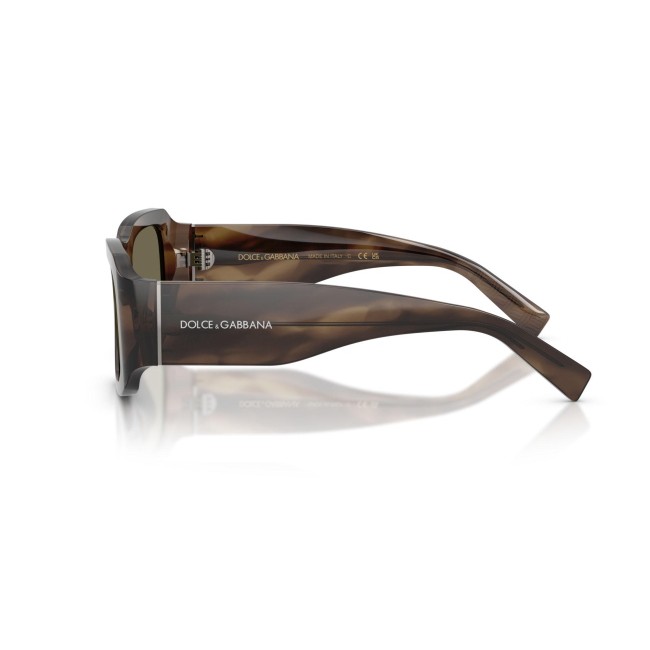 Dolce & Gabbana DG 4503 col. 3200/3 è un occhiale da sole da uomo in acetato marrone tabacco striato, dalla forma rettangolare e calibro 57.