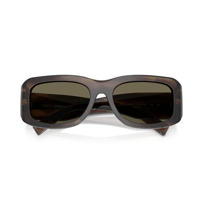 Dolce & Gabbana DG 4503 col. 3200/3 è un occhiale da sole da uomo in acetato marrone tabacco striato, dalla forma rettangolare e calibro 57.