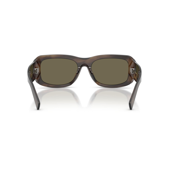Dolce & Gabbana DG 4503 col. 3200/3 è un occhiale da sole da uomo in acetato marrone tabacco striato, dalla forma rettangolare e calibro 57.