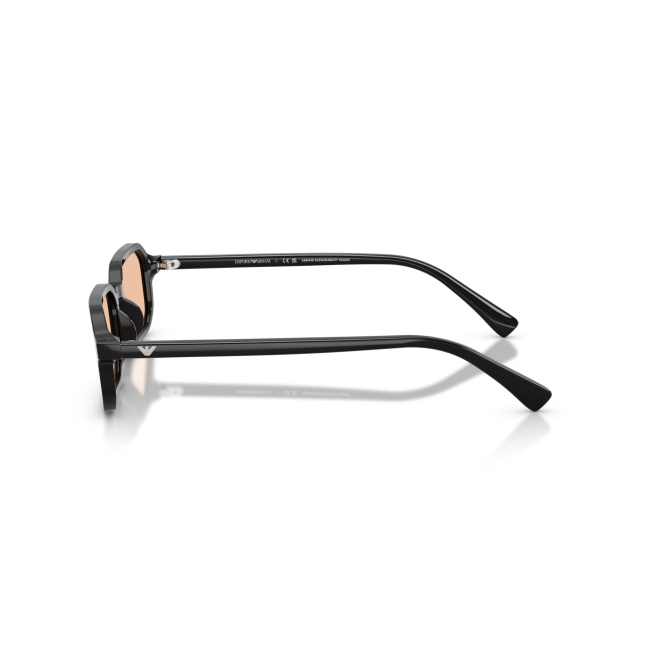 Emporio Armani EA 4253U col. 5017/93 è un occhiale da sole da uomo in acetato nero lucido, dalla forma rettangolare e calibro 54.